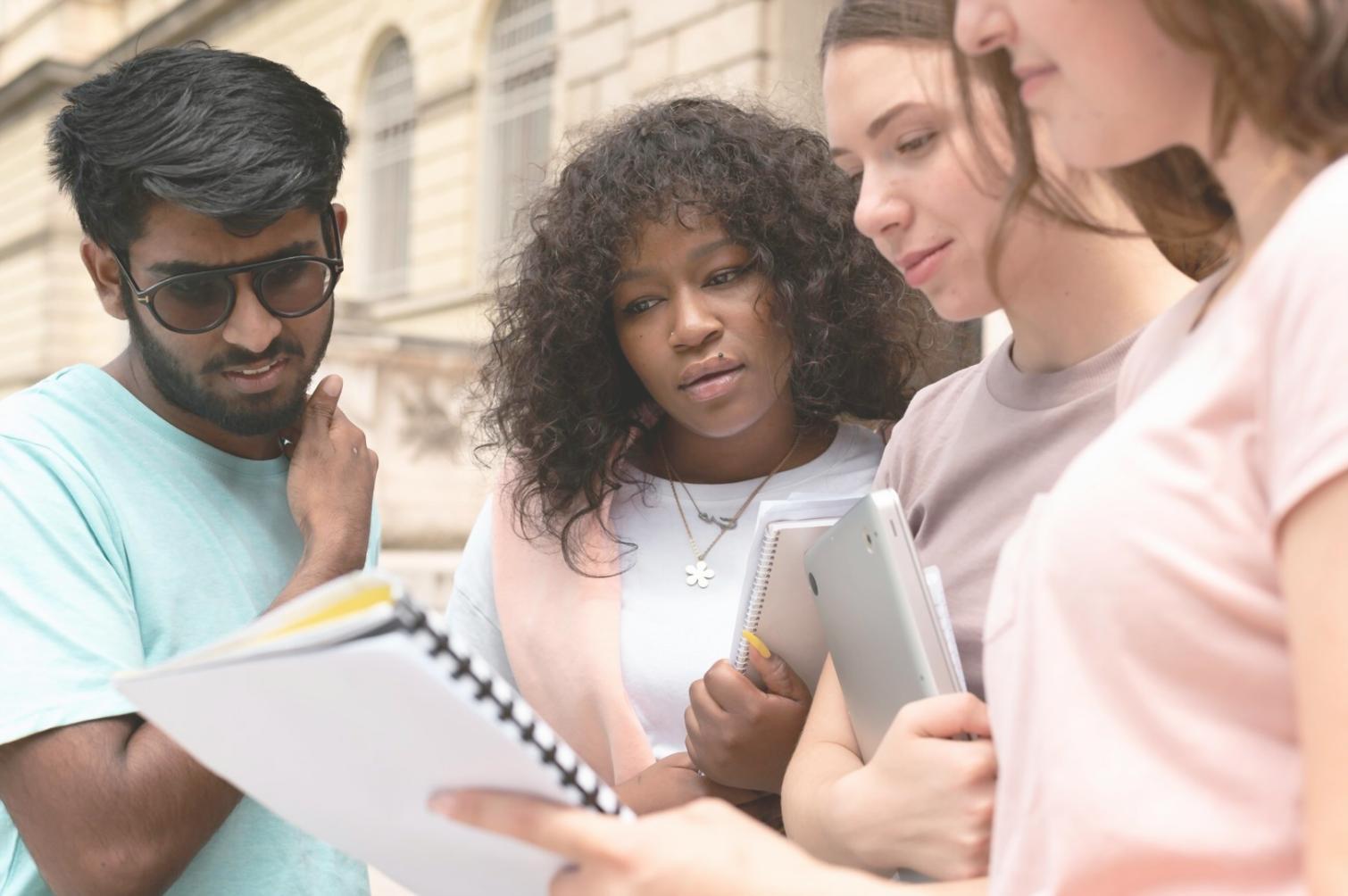 Teilnehmer während einer Gruppenarbeit an Finanzanalysen
