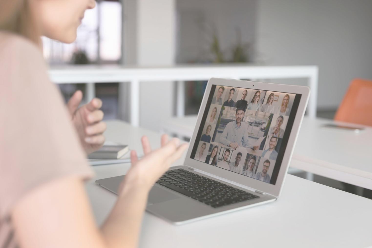 Analyst bei der Auswertung von Finanzdaten am Computer